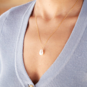 Model wearing baroque pearl short gold necklace